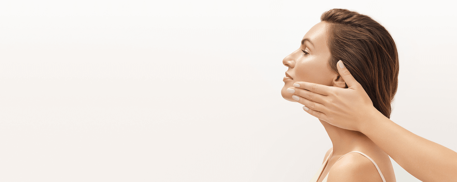 Rozświetlający zabieg z witaminą C i kwasami na twarz, szyję, dekolt