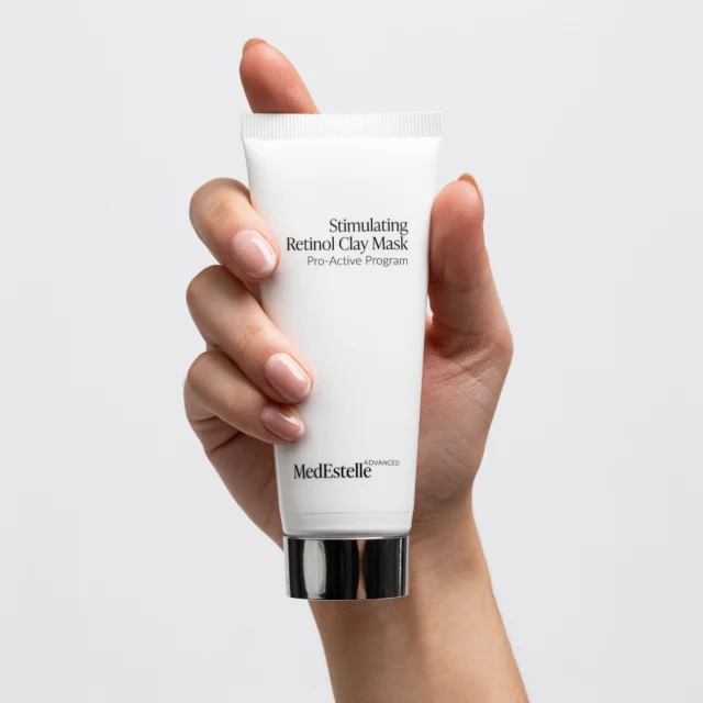 Zima to doskonały moment, aby wzbogacić swoją pielęgnację o retinol ❄️

Zapewnij swojej skórze domowe SPA ze Stymulującą Maską Glinkową Z Retinolem 🤍

Maska sprawdzi się do każdego typu skóry dojrzałej, potrzebującej natychmiastowego wygładzenia i odświeżenia. 

✔️ błyskawicznie poprawia wygląd skóry
✔️ rozświetla i wyrównuje koloryt
✔️ głęboko nawilża
✔️ poprawia gęstość i elastyczność skóry

#MedEstelleRSPCorneotherapyRevolution #MedEstelle #KorneoterapiaRSP #maskaretinolowa #retinol #pielęgnacjadomowa
